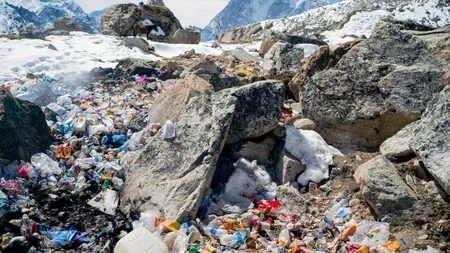 Deșeurile de pe Everest, curățate cu ajutorul dronelor