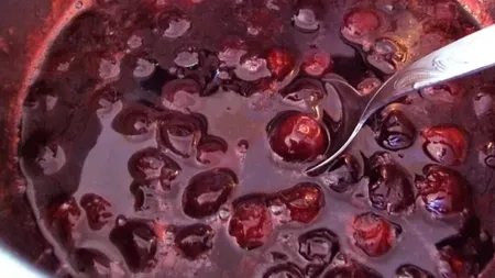 Cât zahăr trebuie să pui la dulceața de cireșe ca să iasă perfectă. Trucul secret al gospodinelor pentru deliciul verii