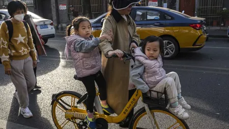 China obișnuia să amendeze cuplurile care aveau prea mulți copii. Acum nu îi poate plăti suficient ca să aibă