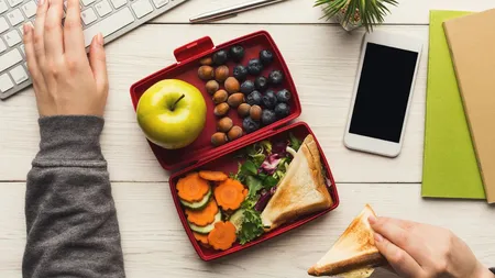 Idei rapide și practice de gustări sănătoase la birou. Tania Fântână, nutriționist: „Gustările sunt foarte importante în toată economia de calorii, de bani, de timp, a zilei”