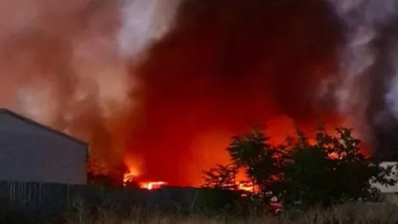 Incendiu uriaș la Dragonul Roșu din București. Flăcările au cuprins o suprafață enormă
