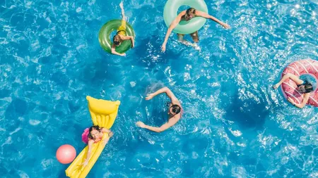 Experții în boli infecțioase dezvăluie ce germeni se ascund în piscine și cum pot fi evitați