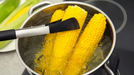 Ce trebuie să adaugi în apa porumbului fiert pentru a fi moale și delicios