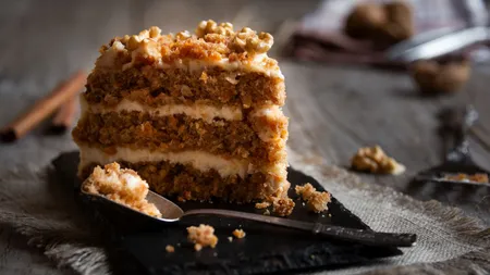 Prăjitură tăvălită cu nucă măcinată și nucă de cocos. Rețeta ușor de preparat care îți aduce aminte de copilărie