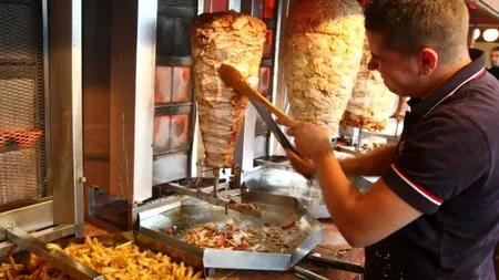 Pericol pe litoralul românesc: Shaorma contaminată cu bacterii din fecale umane. Inspectorii sanitari avertizează turiștii