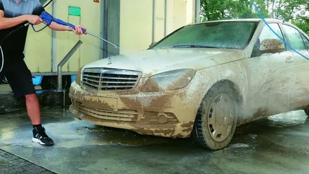 Șoferii nu au voie să își spele mașinile în aceste locuri! Ce amenzi riscă cei care nu respectă regulile