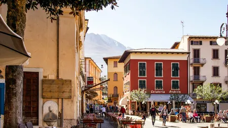 Și-au făcut cruce când au văzut nota de plată. Incredibil pentru ce au fost taxați patru turiști la o terasă din Italia!