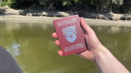 Un tânăr și-a proclamat propria țară, Republica Verdis, pe un teren neutru de pe malul Dunării. Statul are steag, monedă proprie și 400 de cetățeni