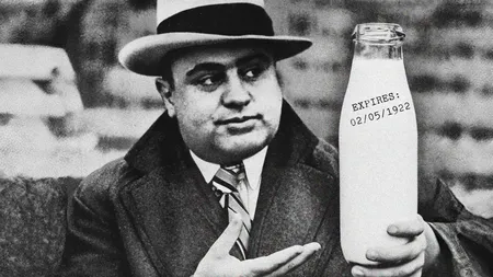 Al Capone, mafiotul care a inventat data de expirare de pe sticlele de lapte. Cum a ajuns cel mai cunoscut gangster al tuturor timpurilor să fie preocupat de siguranța alimentară