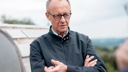 Mașina de dezinformare rusă nu are limite. Cancelarul german Merz, acuzat că a ucis un urs polar, doi pui ai acestuia și o focă!