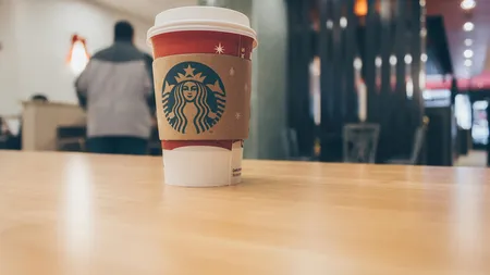 Starbucks închide 100 de cafenele și dă afară 900 de oameni. Ce se întâmplă cu angajații din România
