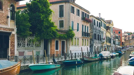 O româncă și iubitul ei, amendați și interziși în Veneția, după ce s-au scăldat în apele orașului