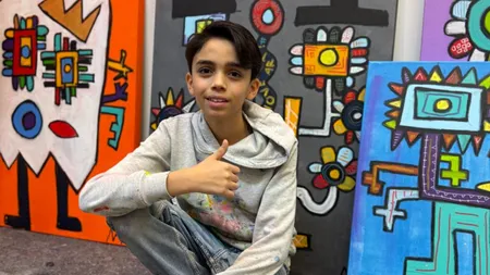 Cine este Mikail Akar, pictorul de 12 ani care își vinde lucrările cu până la 30.000€. Arta sa a fost expusă la galerii de prestigiu în New York, Viena, Berlin, Istanbul sau Miami