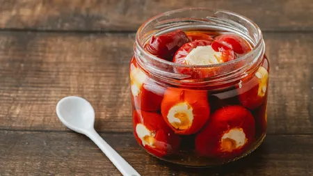 Ardei iuți umpluți cu brânză. Rețeta rapidă pentru un aperitiv gustos, perfect pentru invitații care apar pe nepusă masă