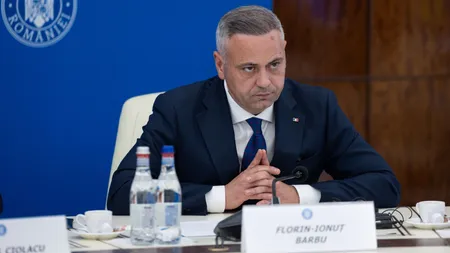 Ministrul Agriculturii, Florin Barbu, susține că deficitul crește din cauză că românii mănâncă „mozzarella și avocado” în loc de „roșii și brânză de la țăranii români”