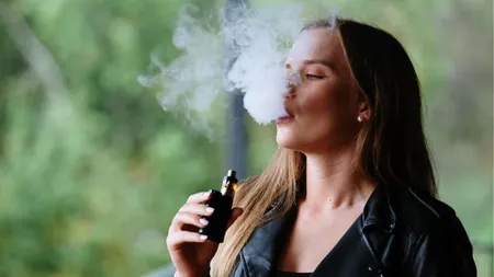 O elevă din Iași a ajuns la spital după ce a fumat dintr-o țigară electronică de tip vape