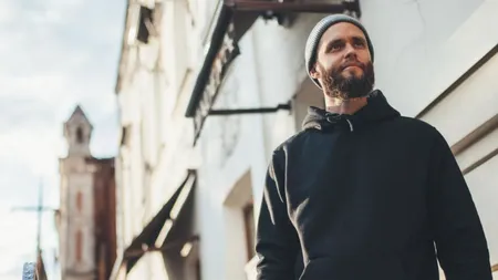 5 stiluri de hanorace care nu se demodează niciodată