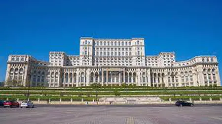 Tentativă șocantă la Parlament: O femeie a încercat să intre cu 6 cuțite asupra ei. Reacția AUR, partidul care a invitat-o