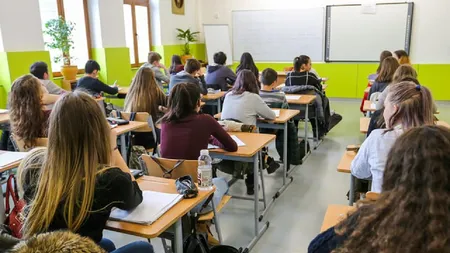 Liceul din România unde elevii de clasa a 12-a merg la școală doar patru zile pe săptămână. Vinerea rămân acasă și își prezintă temele online