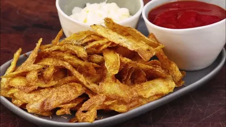 Află cum poți transforma cojile de cartofi în deliciu! Rețeta cu zero risipă care a cucerit restaurante întregi din România