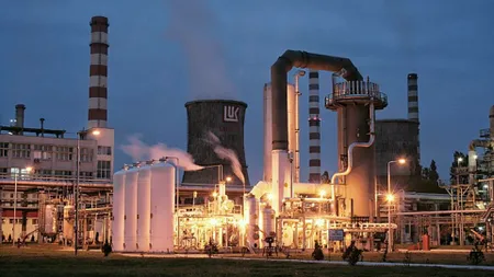 Explozie puternică la rafinăria Lukoil Ploiești! Un muncitor a fost propulsat într-un canal