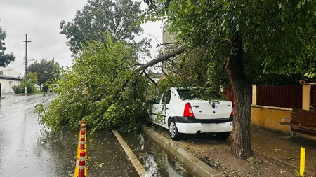Mai multe zone din București sunt inundate. Pe străzi s-a strâns apa adusă de ploi