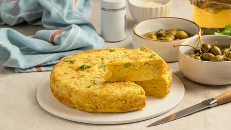 Secretul pentru cea mai bună omletă spaniolă. Tortilla de patatas se prepară foarte simplu
