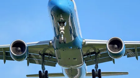 Pentagon: Avionul care îl transporta pe Pete Hegseth a aterizat neprogramat în Marea Britanie în urma unei fisuri în parbriz