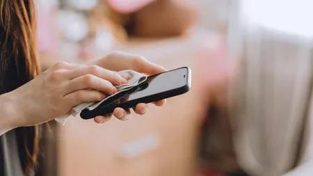 Cum să protejezi telefonul de praf și umezeală?