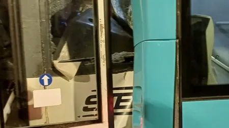 Accident în Pasajul Victoriei din București: Un tramvai și un autobuz s-au ciocnit. 5 persoane au ajuns la spital