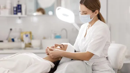 Fals medic estetician, reținută după ce a făcut intervenții cu acid hialuronic și botox în Arad și Timiș