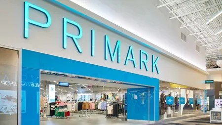 Primark angajează 30 de lucrători comerciali în magazinele din România. Ce salarii mizere oferă angajaților