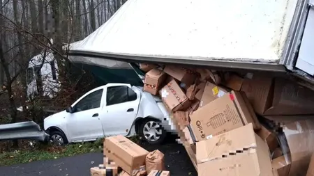 Accident pe Autostrada A1. Un TIR plin cu colete s-a răsturnat peste o mașină staționată