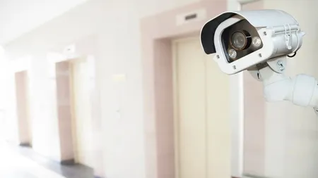 Este permisă sau nu instalarea unei camere video la ușa apartamentului? Ce spune legea în România