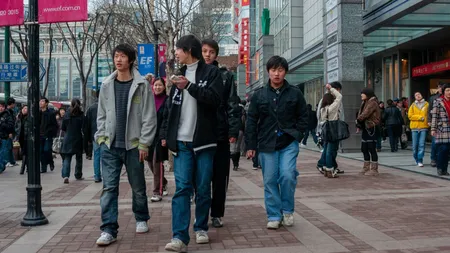 Tinerii chinezi refuză să mai cheltuiască! Beijingul este amenințat de influencerii care îndeamnă la economisire: „Economisim, nu consumăm!”