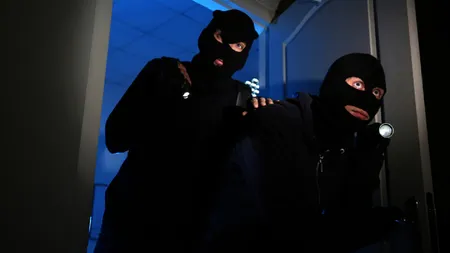O femeie din Bacău a fost jefuită de doi necunoscuți cărora le-a permis accesul în casă. Hoții au plecat cu bijuterii în valoare de 40.000 de euro