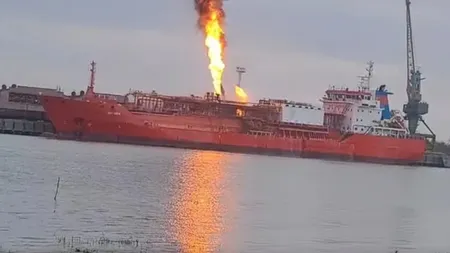 Pomperii încă încearcă să stingă flăcările de la nava GPL lovită de o dronă. Peste 200 de oameni au fost evacuați