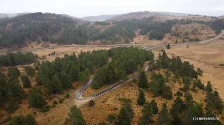 Satul cu 14 locuitori din județul Hunedoara, care are o pistă modernă de biciclete ce trece printr-o pădure, dar ale cărui drumuri sunt încă de pământ