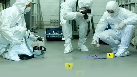 Un bărbat de 57 de ani din Italia și-a ascuns mama moartă în pivniță timp de trei ani și s-a deghizat în ea pentru a continua să-i încaseze pensia. Cum a fost prins de oamenii legii