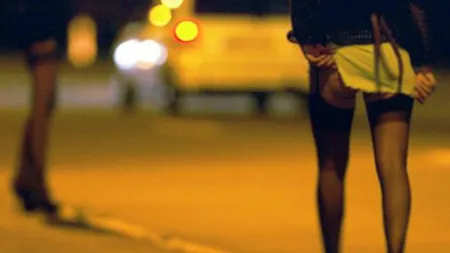 Rețea de proxeneți destructurată în Iași. Zeci de tinere românce exploatate în Italia, suspecții făcând milioane de euro