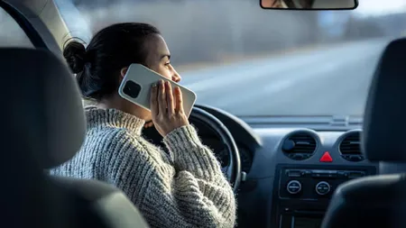 Șoferii care folosesc telefonul la volan riscă amenzi de până la 1.620 de lei. Pot rămâne chiar și fără permis