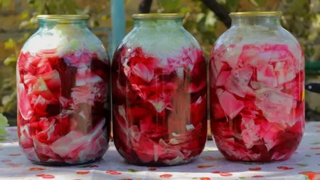 Rețeta de varză murată cu sfeclă roșie: Crocantă, sănătoasă și plină de savoare