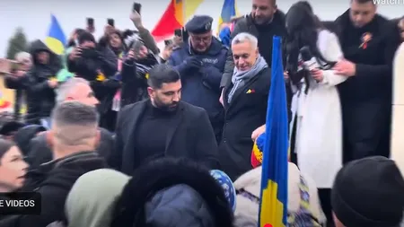 Alba Iulia: Călin Georgescu, primit cu flori. Unii dintre susținători au forțat intrarea în Catedrala Reîntregirii