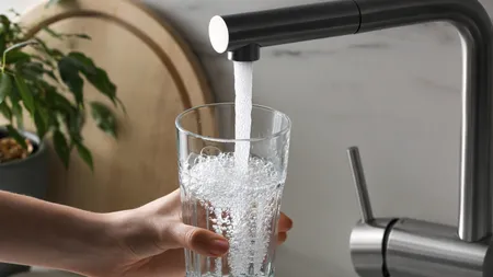 Cât costă apa potabilă. Topul oraşelor cu cel mai mic preţ apă. Unde se situează Bucureştiul