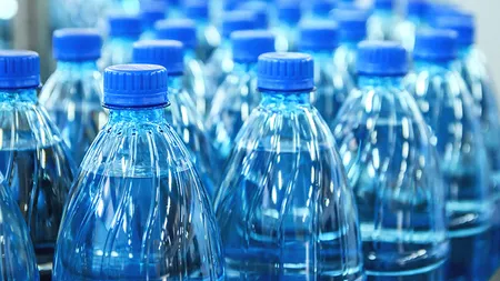 Apa îmbuteliată vs. apa de la robinet: Studiile arată care sunt riscurile pentru sănătate și pentru mediu