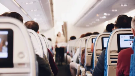 Pasagerii supraponderali sunt obligați, din ianuarie 2026, să cumpere un loc suplimentar dacă nu încap între cotiere scaunului. Decizia din SUA a stârnit controverse la nivel mondial