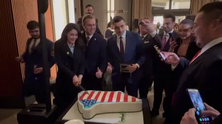 George Simion, premiat în SUA pentru apărarea libertăţii de exprimare. Liderul AUR a tăiat un tort în forma Groenlandei cu steagul SUA