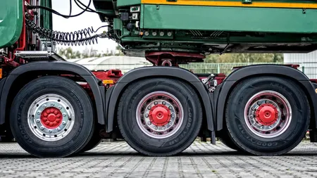 Marea Britanie interzice camioanele noi pe combustibili fosili. Tranziția spre electrice și hidrogen începe în 2035-2040