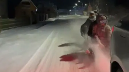 Distracție interzisă pe timp de iarnă. Tineri trași cu săniile de o mașină, la un pas de tragedie