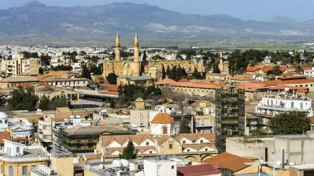 Orașul european unde iarna arată ca vara. 25 de grade la doar două ore de zbor de București